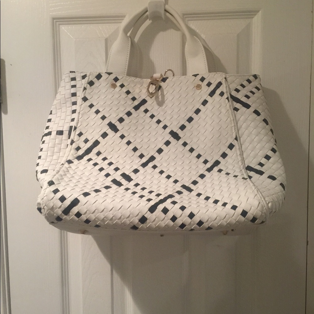 Deux Lux white/black woven crossbody handbag